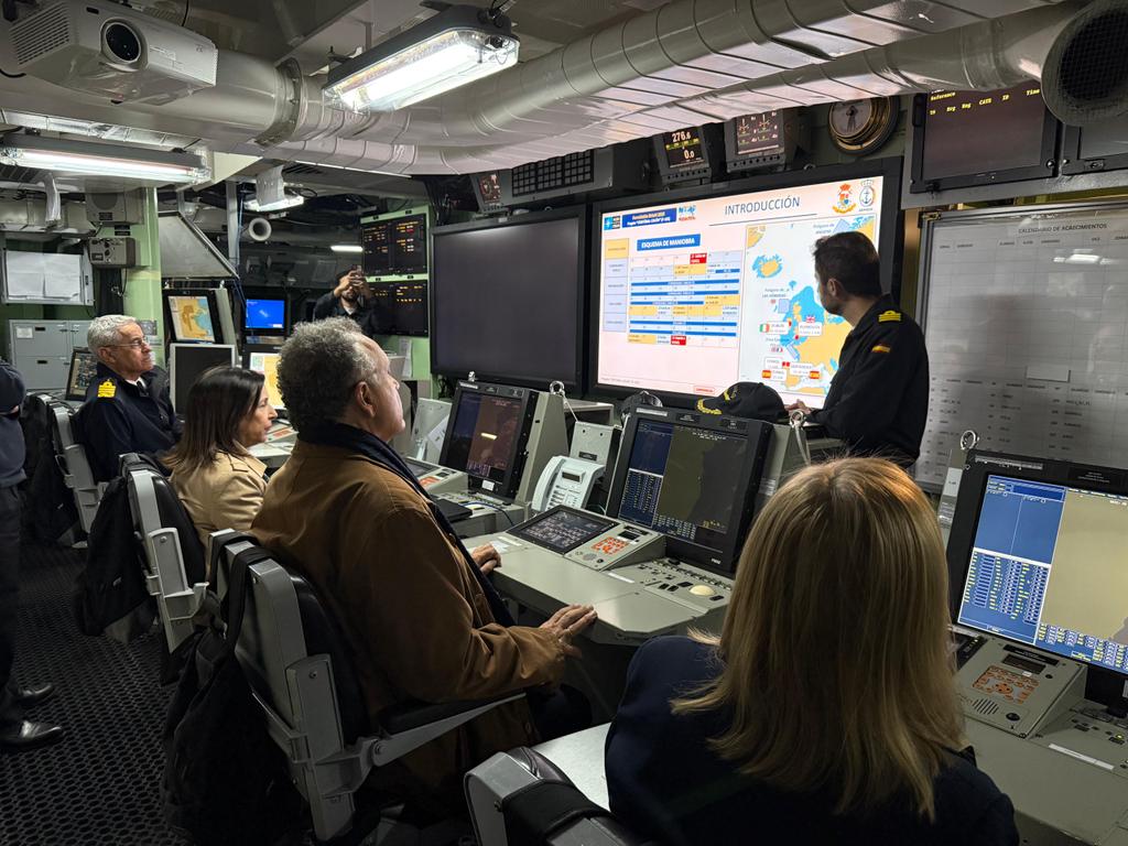 Defensagob's tweet image. La ministra de Defensa, Margarita Robles, visita en Dublín a los efectivos de la @Armada_esp de la fragata #CristóbalColón, tras su participación en el ejercicio #FormidableShield 25. 

Un reconocimiento a su profesionalidad y compromiso en operaciones internacionales. 
⚓️  🇪🇸