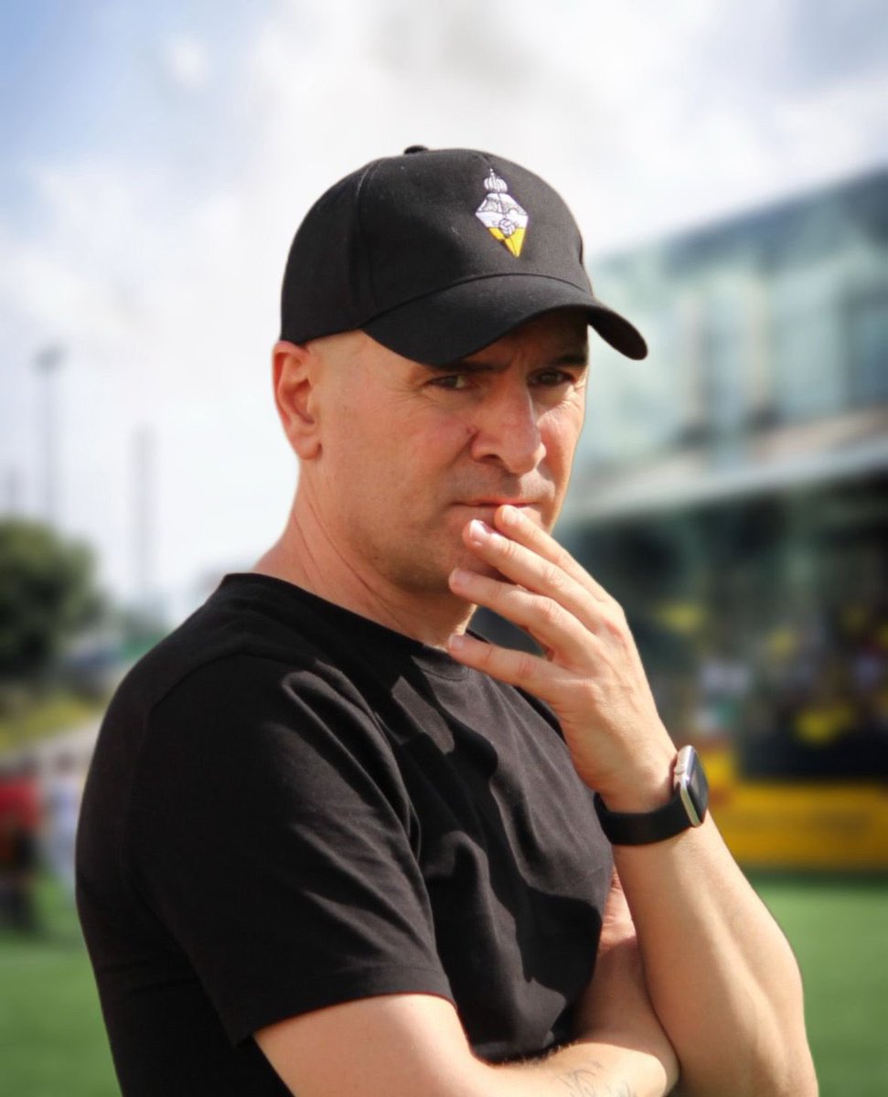 El Club Deportivo Galapagar anuncia la renovación de Javi Zamorano como entrenador del primer equipo.

Tras firmar la mejor temporada en la historia de nuestro club, Javi continuará al frente de un proyecto que ha ilusionado a todos.

Y esto no se detiene aquí…
¡Gracias míster!