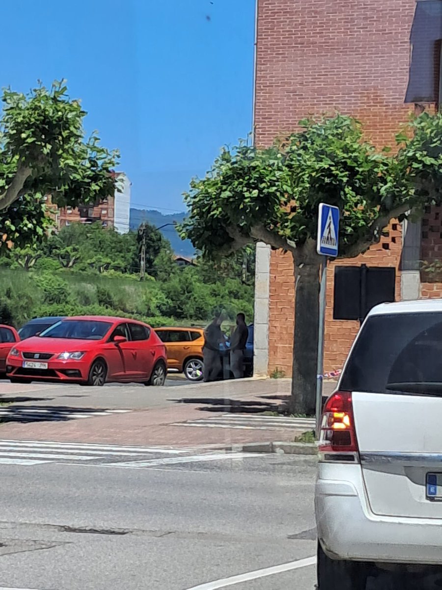 ADI!

AMA Desokupa enpresa faxista Amurriora bueltatu da eta familia bat etxegabetu nahi dute.

Gerturatu Arkune Taberna ondora!
Faxismoari aurre egin!