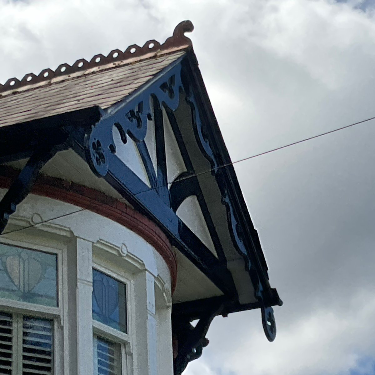 BrookerCo's tweet photo. We’re very lucky as we get to look at lots of property on our travels and occasionally we come across a gem … lovely 1911 Villa today with gorgeous arts and crafts design influences .. #the_cheshire_surveyor #buildingsurveys #cheshire #nantwich ❤️ https://t.co/0QCSlS26ie