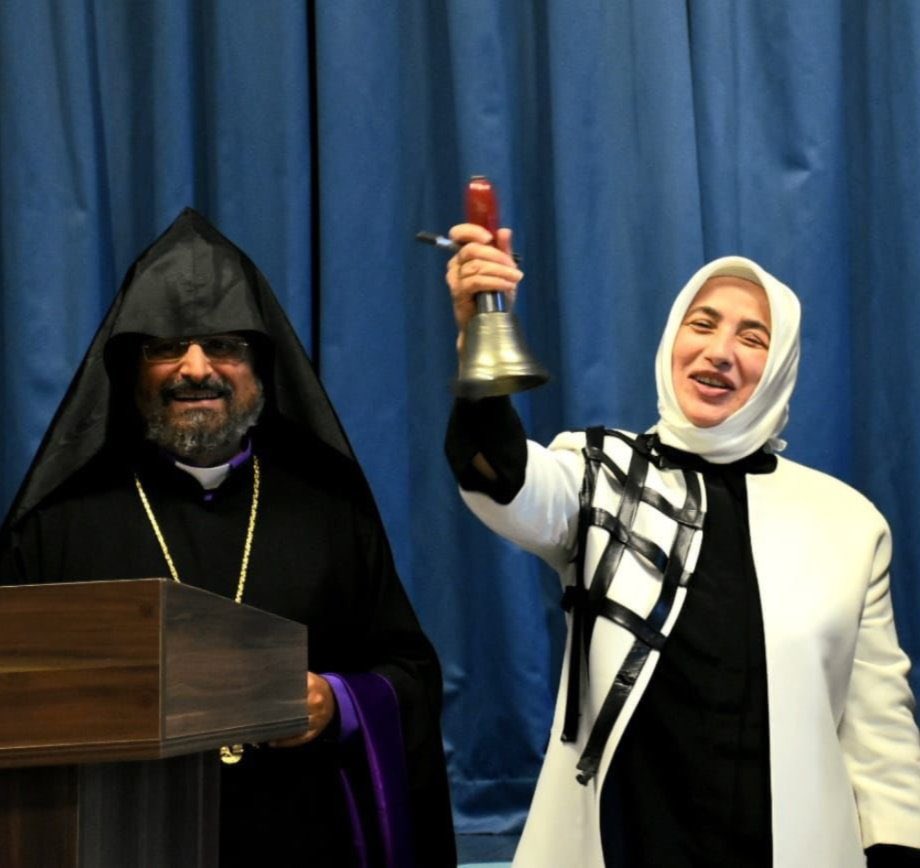 ➖ Eşcinsel filimleri defalarca izlediğini
ve çok beğenip tavsiye ettiğini söyleyen
➖ 6284 Aile Yıkım Kanununun yılmaz
savunucusu
➖ Feminizm öncüsü 

Özlem Zengin hanım “Yeni Anayasa”
çalışma ekibinde yer alacakmış.

Milletimize büyük geçmiş olsun!