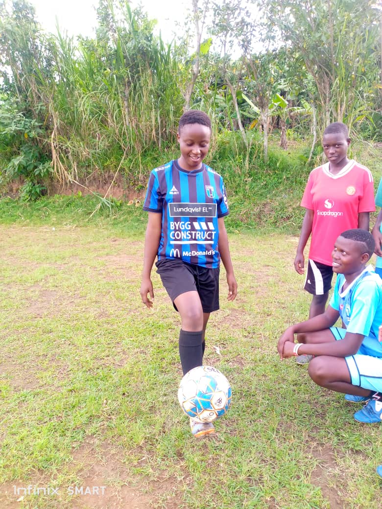 Chwezi fc signs another beautiful talented player named Kemigisha Blessed (Queen) as striker.
This has come after weeks of negotiations to make deal possible before matchday two. She has signed a contract with us for 2 years with an option of one more year #BohosaLeagueSnI