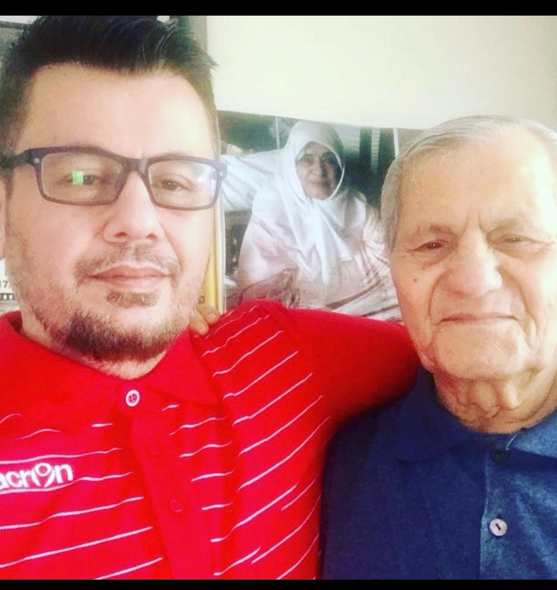 Hakan Dinçtürk (@hk_dincturk) on Twitter photo Bu ülkede dürüst olmanın mükafatını hapse girerek alırsın.
Bursaspordaki yolsuzluk haberlerini dile getiren gazeteci <a href="/Mustafacevik10/">Mustafa Çevik</a> sırf yaptığı haber nedeni ile şu an bakımından tek başına sorumlu olduğu 94 yaşındaki babası evde ölüme terk edilerek cezaevine götürülüyor. Bu ülkede dürüst olmanın mükafatını hapse girerek alırsın.
Bursaspordaki yolsuzluk haberlerini dile getiren gazeteci <a href="/Mustafacevik10/">Mustafa Çevik</a> sırf yaptığı haber nedeni ile şu an bakımından tek başına sorumlu olduğu 94 yaşındaki babası evde ölüme terk edilerek cezaevine götürülüyor.