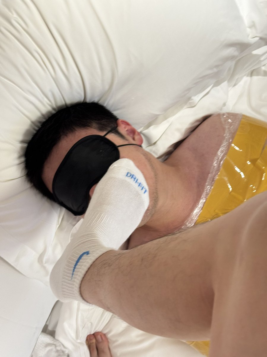 圆脸、寸头、络腮胡