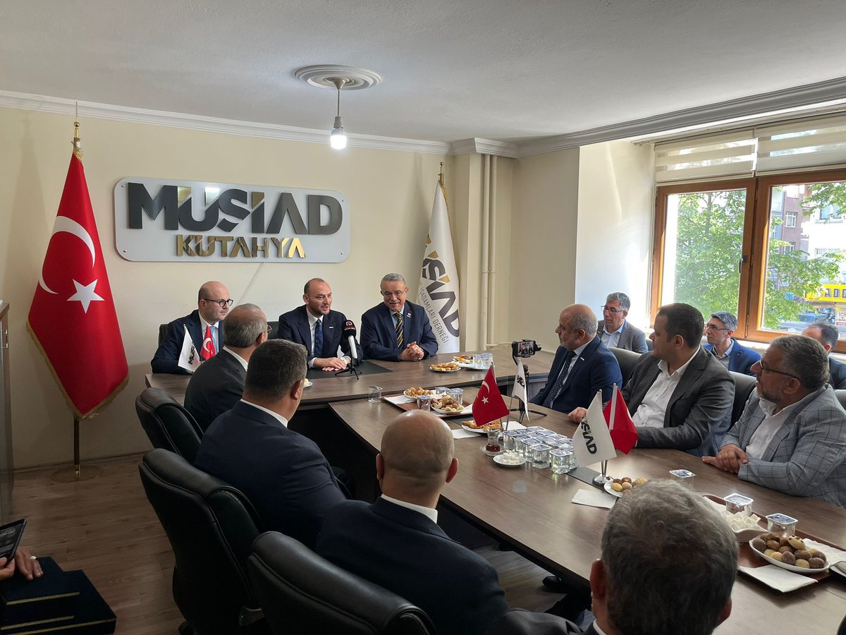 📍Kütahya’dayız.

Bugün Kütahya’daki programımız öncesi MÜSİAD Kütahya Şubemizde üyelerimiz ile bir araya gelerek, hasbihâl ettik. 

Ev sahipliği için Şube Başkanımız Ahmet Dülger ve üyelerimize teşekkür ediyoruz.