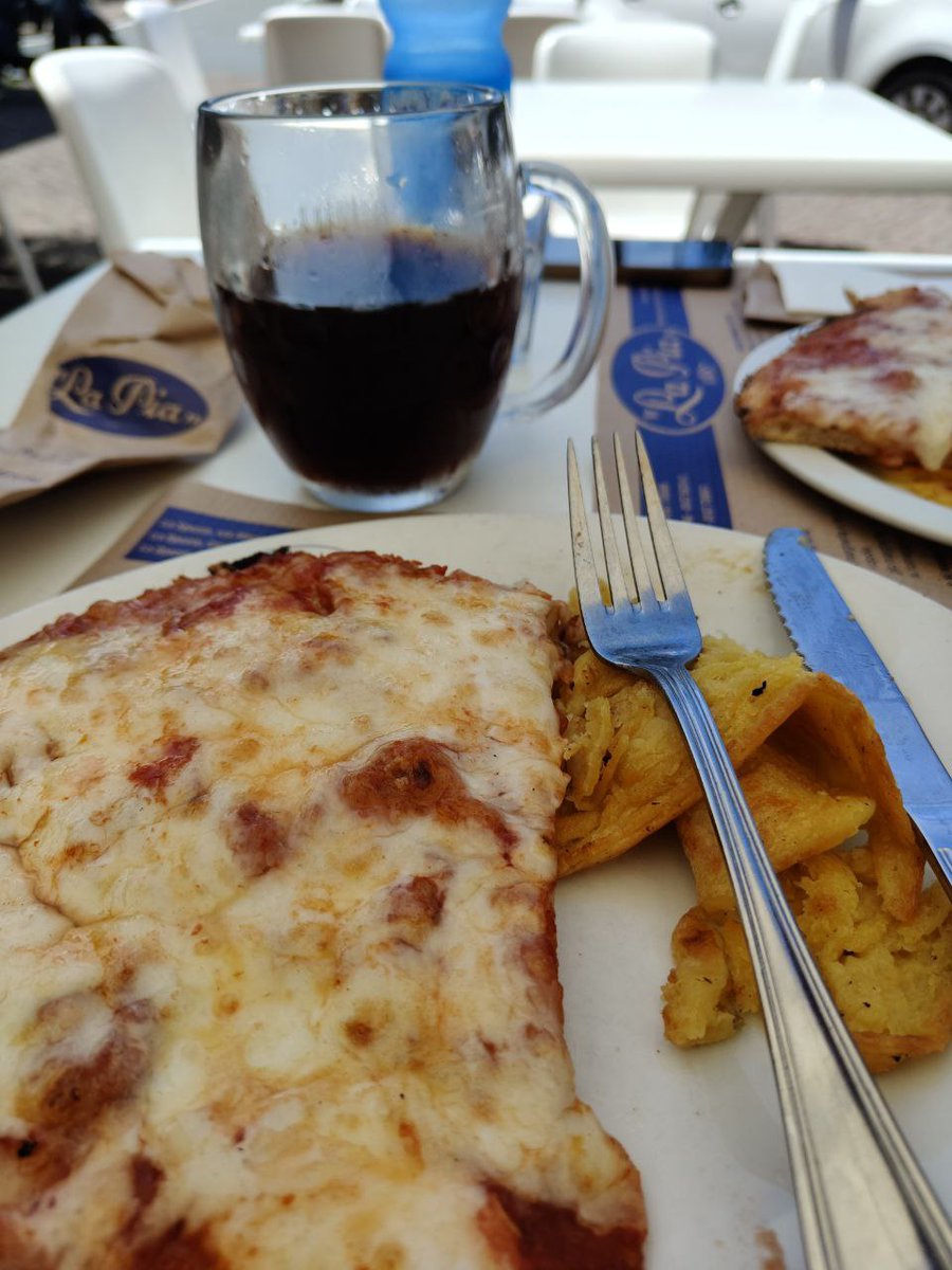 andresalis's tweet photo. #perCiòCheHoDetto e fatto oggi ci vuole una bella pausa pranzo al mare #mare #5terre #laspezia #pizza #farinata #lapia https://t.co/67T0iBcM4t