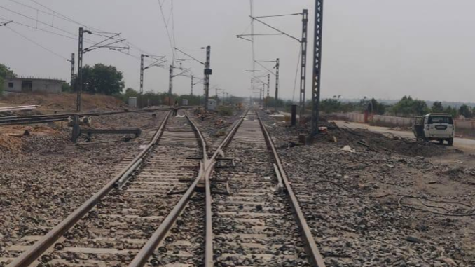 RailAnalysis's tweet image. Cabinet approves Rs. 3,399 crore railway #multitracking projects in #Maharashtra and #MadhyaPradesh

Read more: railanalysis.in/uncategorized/…

#RatlamNagda #WardhaBalharshah #Infrastructure #tracks #Indianrailways #GatiShakti #Connectivity #Railwayline #Greenmobility #Railanalysis