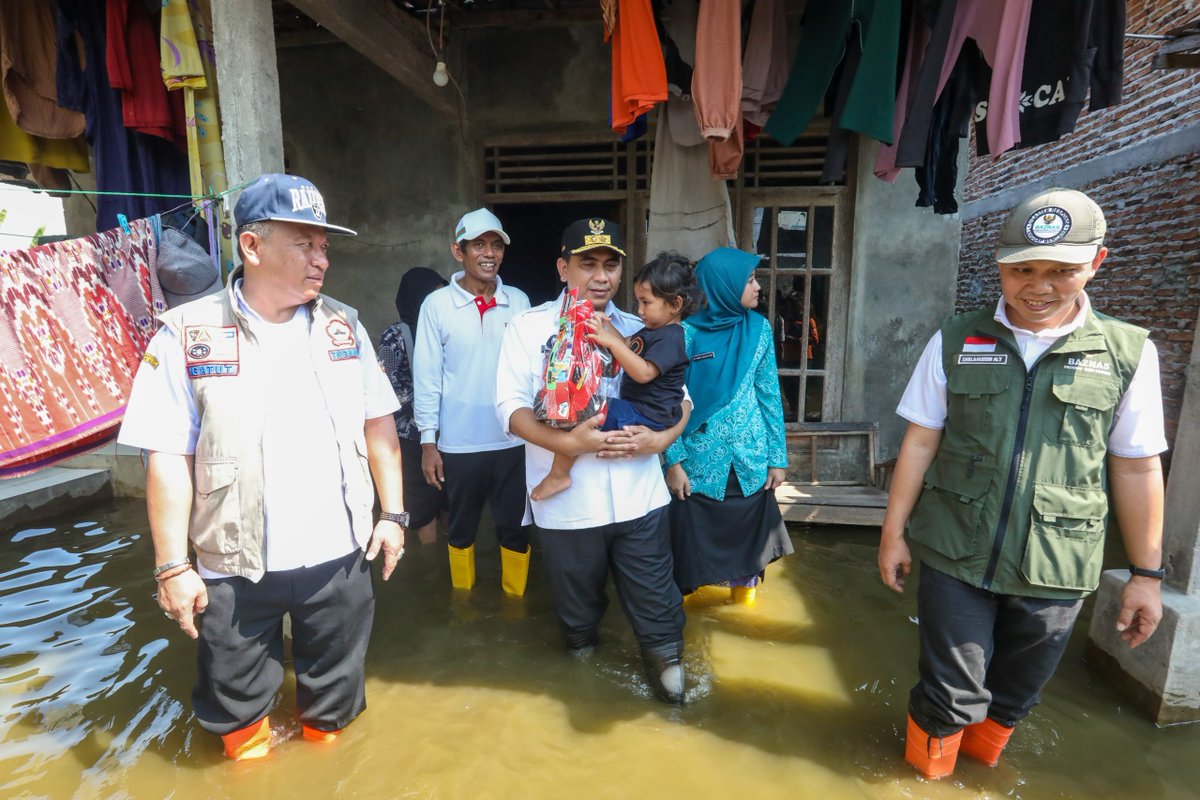 Nyaris 7 Bulan Terendam Banjir, Kehadiran Taj Yasin Beri Harapan bagi Warga Dukuh Lengkong Demak  - 
#JatengGayeng
 jatengprov.go.id/publik/nyaris-…