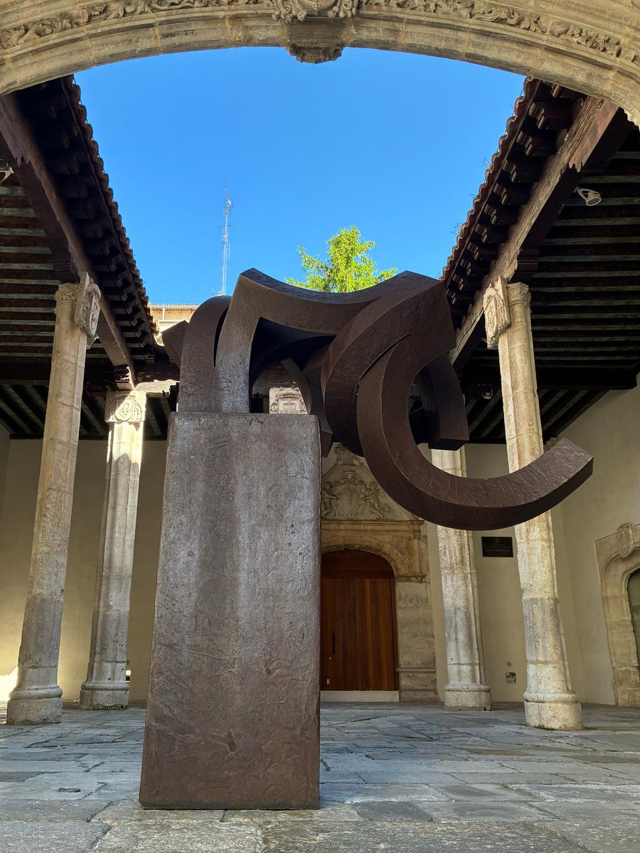 MuseoEscultura's tweet photo. Hoy damos comienzo a una exposición fruto de la colaboración con @Chillida_Leku en torno a la obra de Eduardo Chillida. Un diálogo con nuestra colección con la mística y la materia como nexos. ¡Os esperamos! https://t.co/9wtrXb5v4h