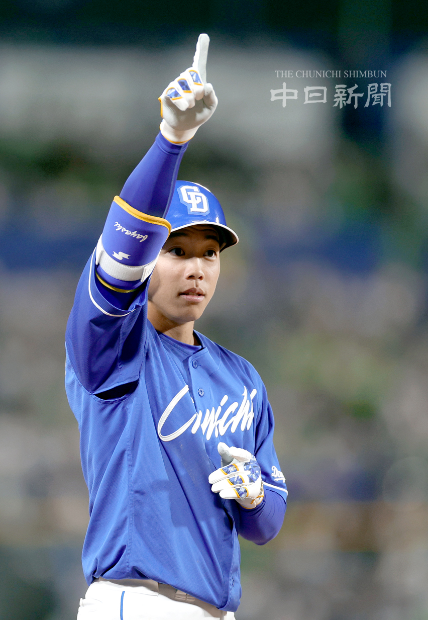 中日ドラゴンズ 岡林勇希 沖縄入りした岡林＝1月30日、那覇空港で(大橋脩人撮影) #岡林