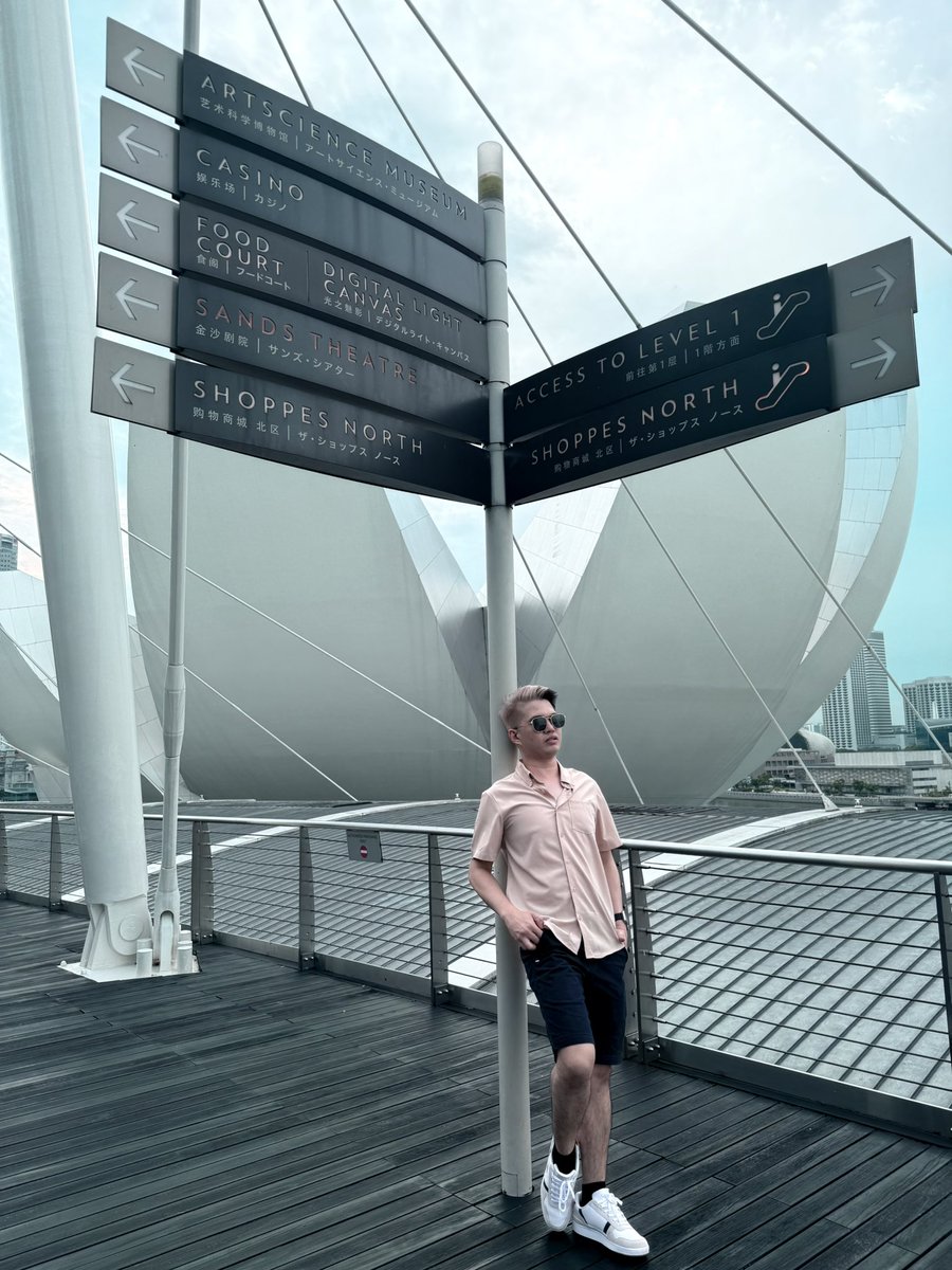 RuruBetonio's tweet photo. When in Singapore, you just have to experience Marina Bay Sands. One of a kind architecture, endless elegance, and a view that leaves you speechless. #WhenInSG #SGDiaries 🇸🇬 https://t.co/t7OBWID0cb