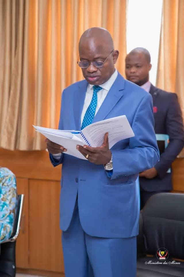 serieuxkanku1's tweet photo. #RDC Après une année totalisé à la tête du Ministère des Mines par S.E, Mr KIZITO PAKABOMBA, Mr Joseph IKOLI SG honoraire aux mines lui rend un vibrant hommage et implore à Dieu de lui accorder une longue vie et la sagesse pour mettre en œuvre sa vision dans ce secteur vital. https://t.co/LsYPKDTzfN