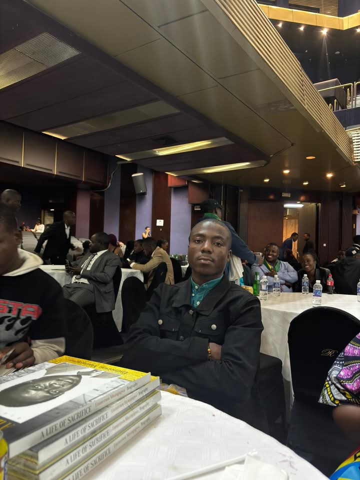 africa_congress's tweet photo. Comrade Kerkula Samuel from Liberia was given the opportunity to present a book titled A LIFE OF SACRIFICE, authored by H.E. Emmerson Dambudzo Mnangagwa, President of Zimbabwe, at #IYSOLEF in Harare, Zimbabwe, hosted by #AYC Leadership.
#AfricaUnity @edmnangagwa @StateHouseUg https://t.co/X9rk8XdacZ