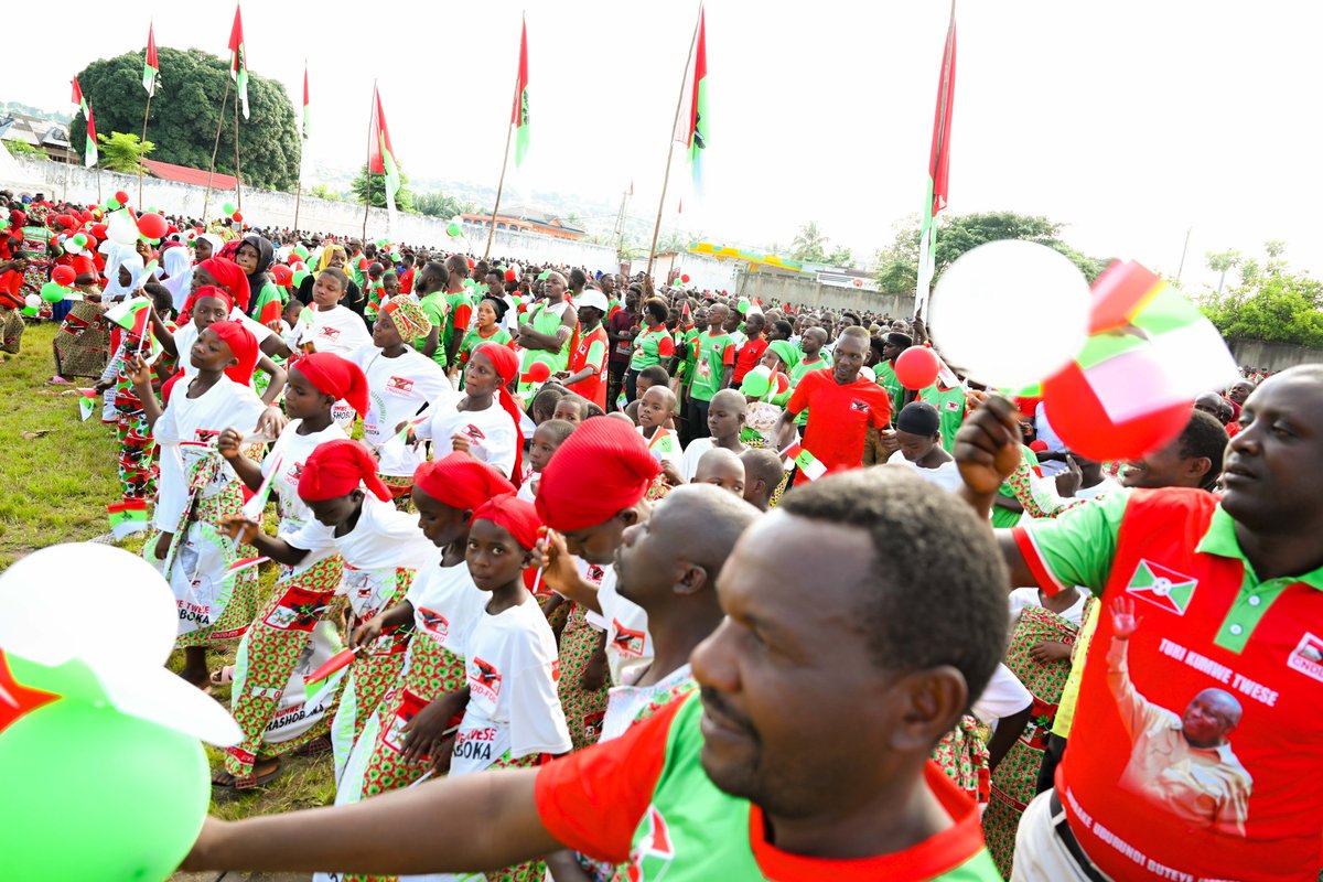 #Burundi Kurwego rwa komine Rumonge, mugitondo co kuyu wa 28/05/2025  niho abagumyabanga biyamamaza bitegurira amatora yimirije yo kuwa 05/06/2025. Ibirori bikaba vyabereye kukibuga c'umupira w'amaguru bitewe iteka na Nyeniteka Umunyamabanga mukuru w'umugambwe <a href="/CnddFdd/">CNDD-FDD</a> .