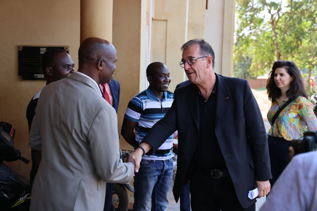 FranceBangui's tweet photo. Visite officielle au lycée Miskine 🇨🇫 : l’Ambassadeur de France 🇫🇷 et ses partenaires ont assisté à une pièce poignante contre le harcèlement sexuel en milieu scolaire 🔴👏Un projet porté par Masseka Théâtre, déployé dans 10 lycées &amp; 6 villes 📚🌍
#ThéâtreScolaire https://t.co/tKuivlCkgk