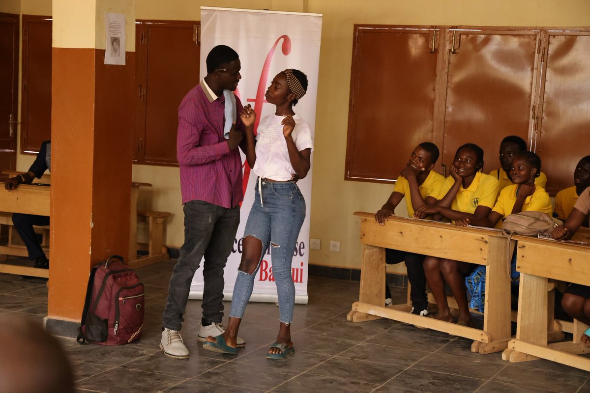 FranceBangui's tweet photo. Visite officielle au lycée Miskine 🇨🇫 : l’Ambassadeur de France 🇫🇷 et ses partenaires ont assisté à une pièce poignante contre le harcèlement sexuel en milieu scolaire 🔴👏Un projet porté par Masseka Théâtre, déployé dans 10 lycées &amp; 6 villes 📚🌍
#ThéâtreScolaire https://t.co/tKuivlCkgk