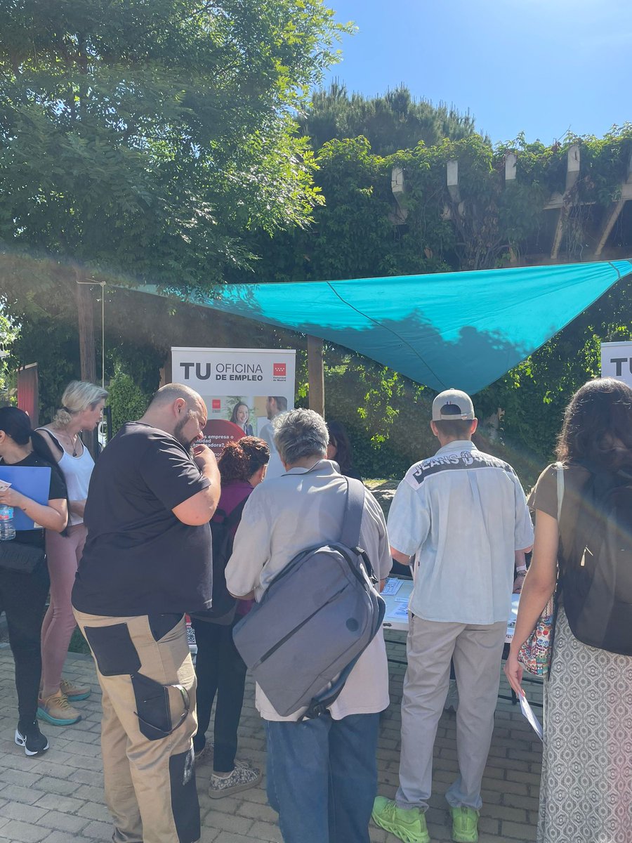iceas_ong's tweet photo. #FeriaDeEmpleoDeUsera 📄🏃🏼🏃🏿‍♀️
Hoy, hemos acudido con nuestros participantes en BAE para entregar  #currículums a empresas, y crear sinergias de colaboración.
•
#ProyectoEmpleo #ConBuenPIE 💼
#OrientaciónLaboral 
#AlfabetizaciónDigital
#AcompañamientoSocial 
#Itinerarios #Orcasur https://t.co/RyKGZIIdWP