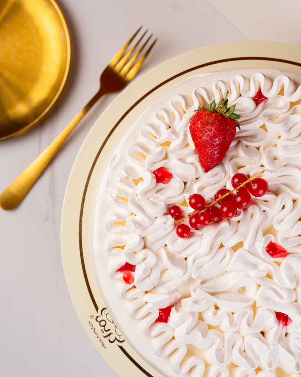 كيكـــة الفــراولـة
بتفاصيلها المتقنة وتجربة تُـروى بذوق فاخـر 😋🍓