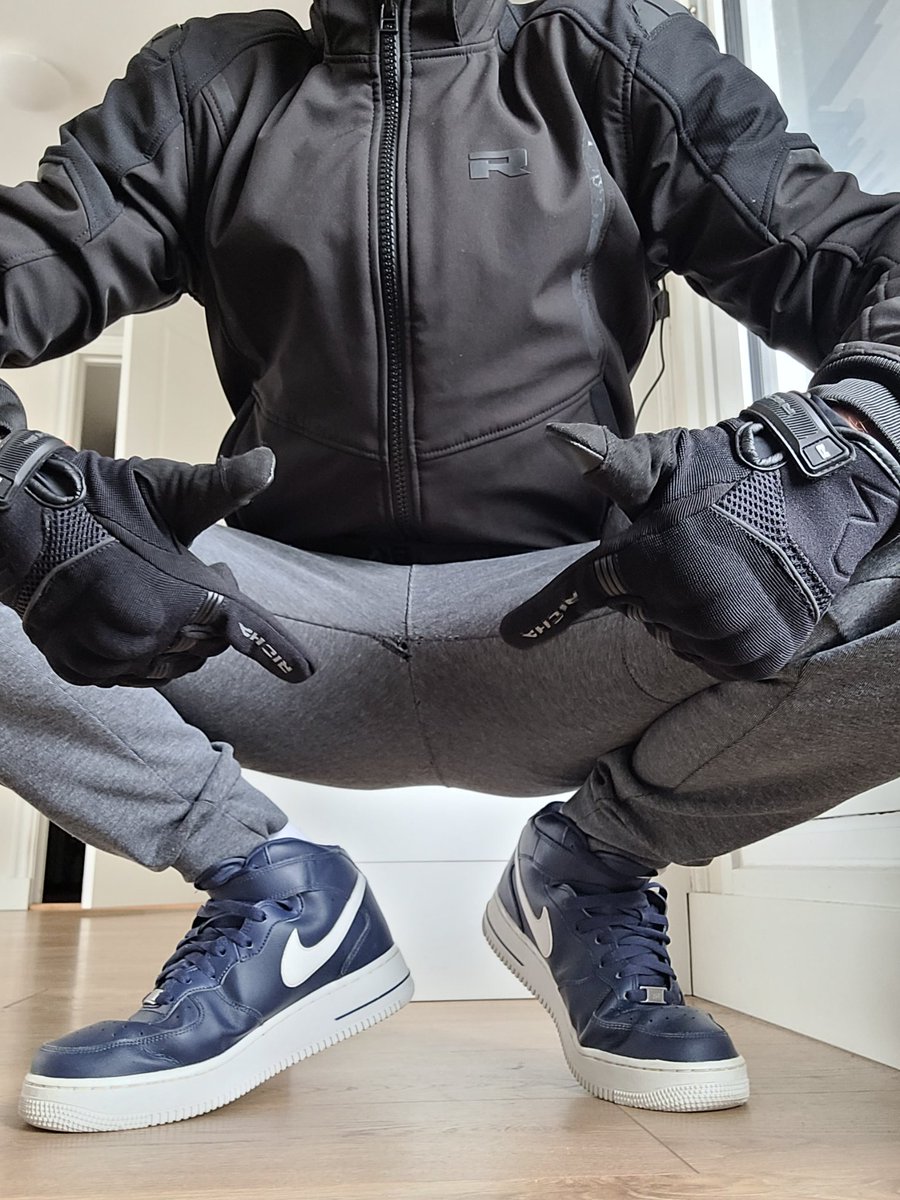 drave_b's tweet photo. Gotta love the sneaker &amp; biker combination 🙌🏼 🤪
#Gear #Gearhead #SmellySocks #SmellySneaks #WhiteSocks #Socks #Sneax #Sneakerdom #Nike #Gay #Feetworship #Footsub #Footmaster #Feetmaster #Sneakers #AF1 #Domination #Sneakerfun #Kiffeur https://t.co/5U0idyDNcd