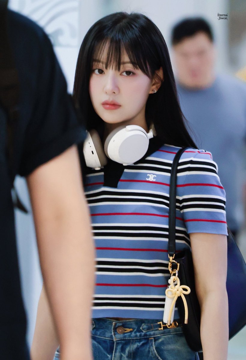 jwoniiee_'s tweet photo. Bangs + resting b*tch face = that's yoo rachel energy 😒 https://t.co/5vGA3vwmS3