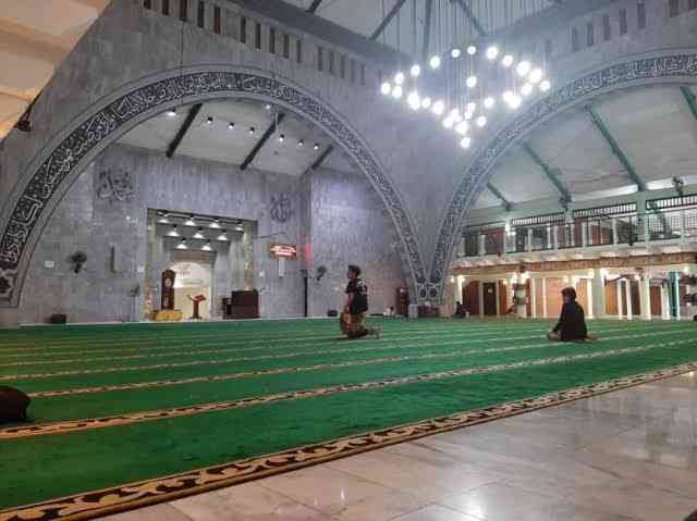 MALAS KE MASJID -> BENCI KE MASJID

Justru karena TOA brutal ini masjidnya jadi sepi. 

Ini blunder parah dari ormas Islam.

Mereka tdk sadar semakin keras TOA mereka, semakin banyak yg terganggu dan semakin membenci masjid.

Awalnya hanya malas ke masjid, akhirnya benci masjid.