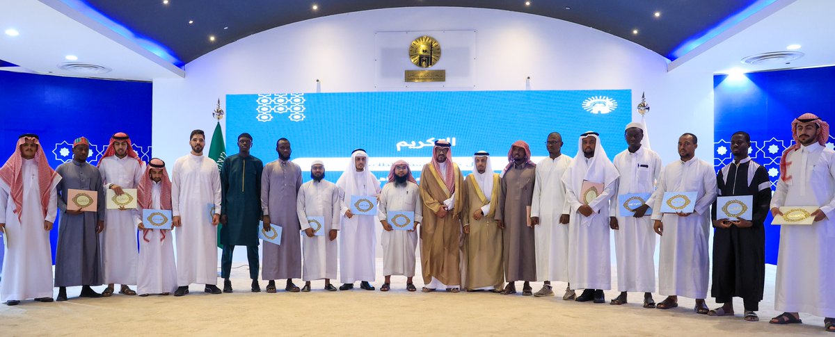 iu_edu's tweet photo. وشهد الحفل تكريم (95) طالبًا متفوقًا و(٢٣) حافظًا لكتاب الله، إلى جانب تكريم المتميزين في البطولات الرياضية، والمسابقات الثقافية، ومبادرات الذكاء الاصطناعي. https://t.co/HwFcKjYMZF