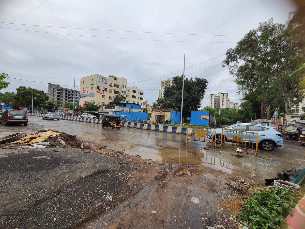 utkarsh_w's tweet photo. . @PMCPune 
Drainage has been overflowing since last week. Please check 
There are no street lamps above.
The road is not in good condition.
Please check and repair. 
Coordinates - 18.5721952, 73.7808574
Next to the bhagat nursery, old Baner - Balewadi road. https://t.co/LVGUlxlP9f