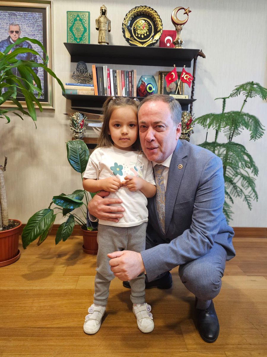 muratkayatr54's tweet photo. 📍TBMM

Nazik ziyaretlerinden dolayı değerli hemşehrilerimiz Abdullah, Buket Dağ ve kıymetli evlatları Gülce Dağ kardeşime şükranlarımı sunuyorum. https://t.co/1wwdy8GAZu