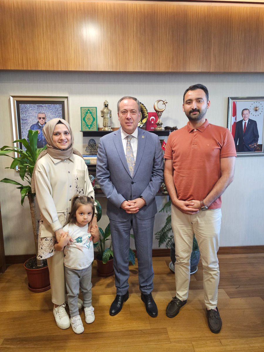 muratkayatr54's tweet photo. 📍TBMM

Nazik ziyaretlerinden dolayı değerli hemşehrilerimiz Abdullah, Buket Dağ ve kıymetli evlatları Gülce Dağ kardeşime şükranlarımı sunuyorum. https://t.co/1wwdy8GAZu