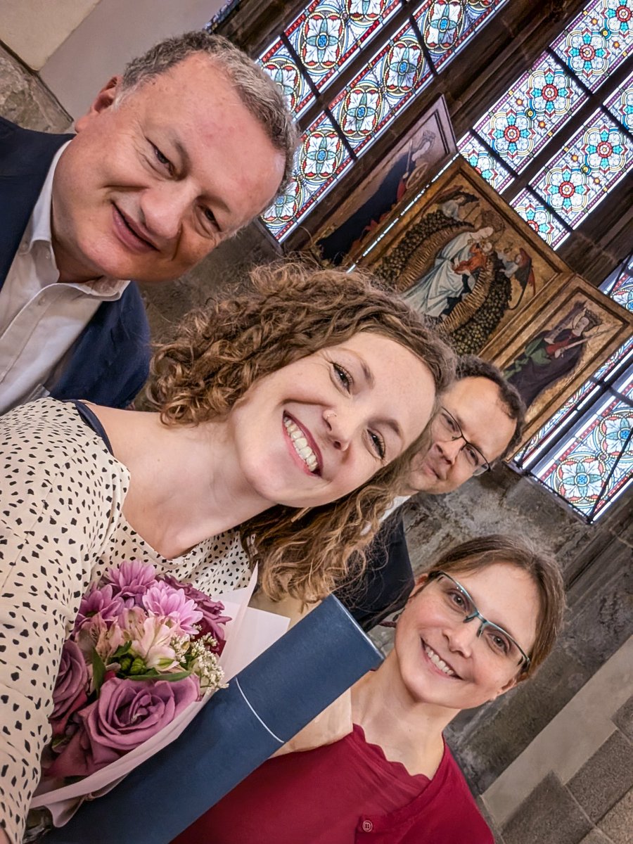 Rituální přiznání doktorského titulu mám za sebou 😌☺️
Díky za podporu všem ❤️ můj největší podporovatel není na fotce, staral se o miminko a patří mu největší dík.