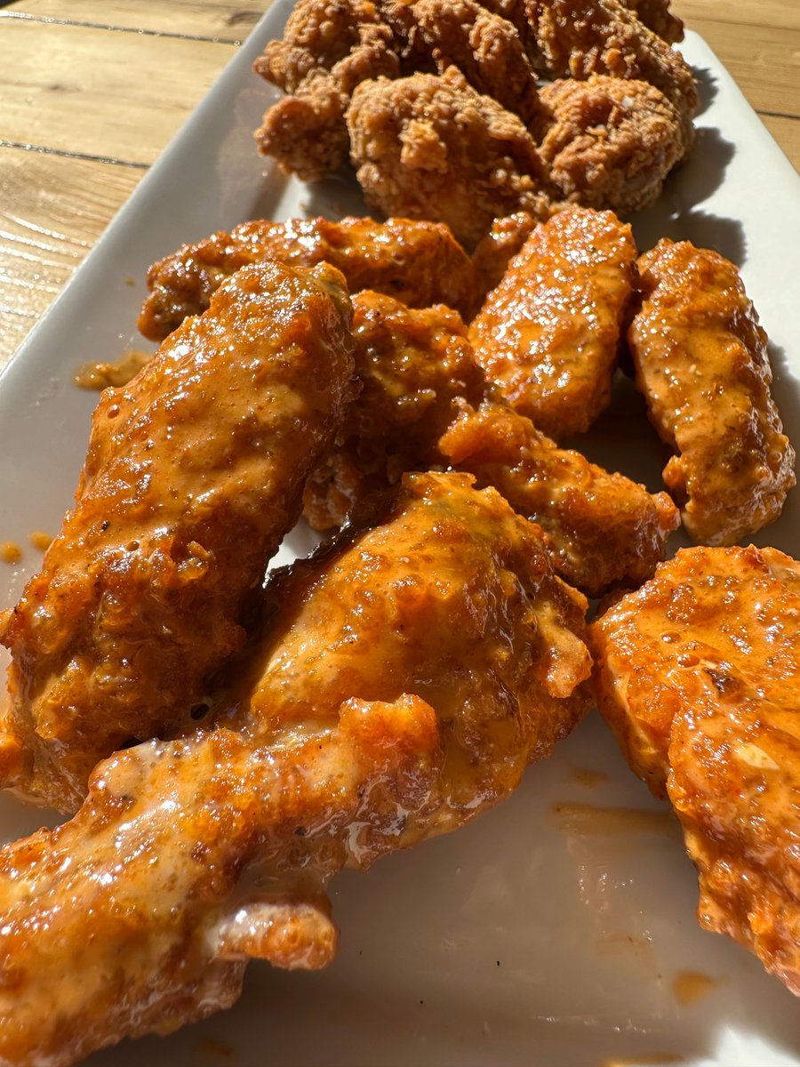 👊🏻 Fuel up like a man.
Ice-cold beer, hot wings, zero regrets. Joe’s has you covered. 🔥

🎯 Buy 1 pound, get 1 FREE
Every Wednesday from 11am to 10pm — forever and ever (yes, really).
#eatatjoes #wingwednesday