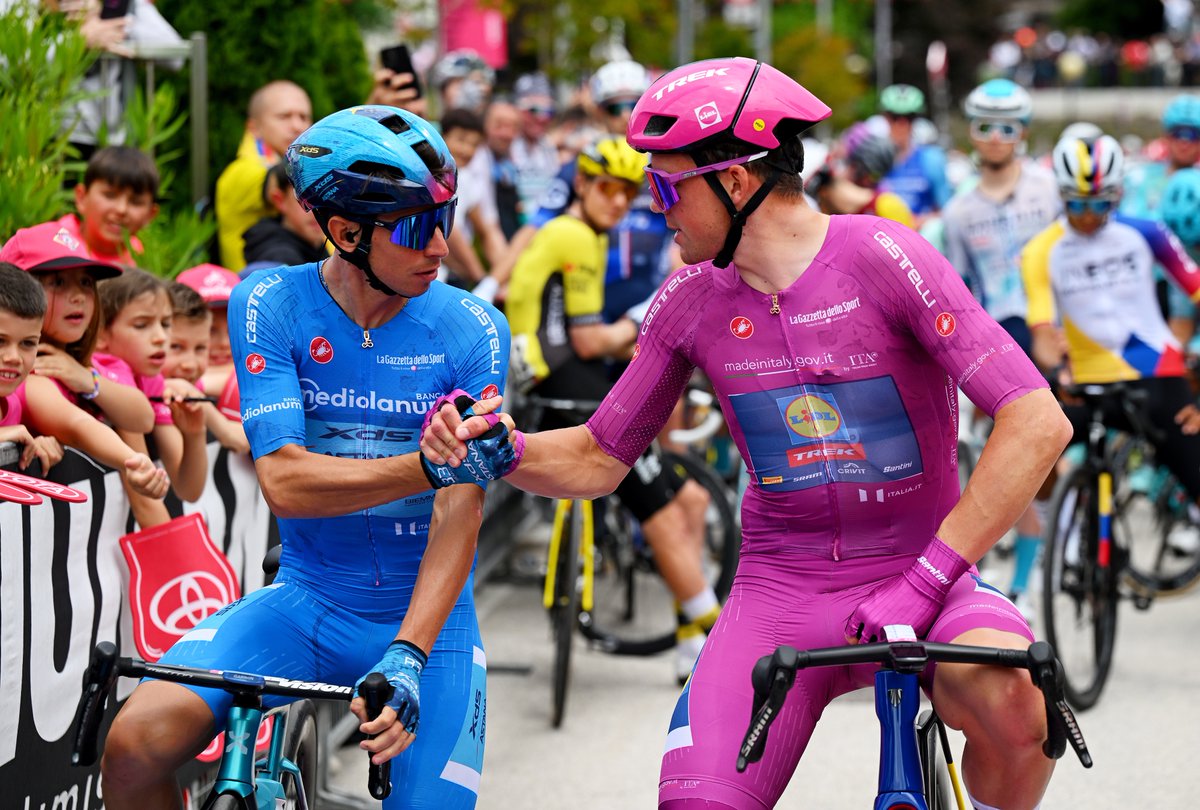 #GirodItalia <a href="/Mads__Pedersen/">mads pedersen</a> and Fortunato hatching their escape plan 🤝