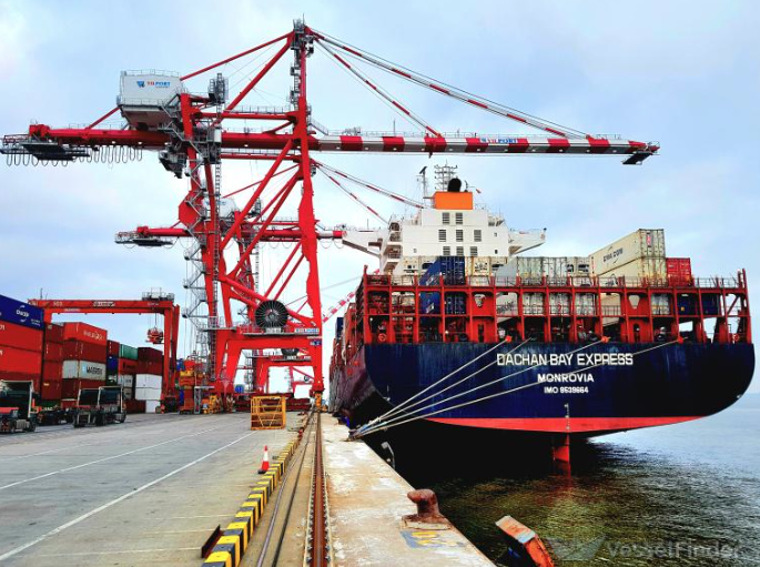 container_news's tweet photo. Surging #transpacific rates resulting from the paused #US-#China #tariff war have reversed the correction in the #boxship charter market, as previously relet #vessels have been withdrawn to be deployed back to transpacific #routes.
https://t.co/F6NJpzm5pl https://t.co/jrksIfAmc3