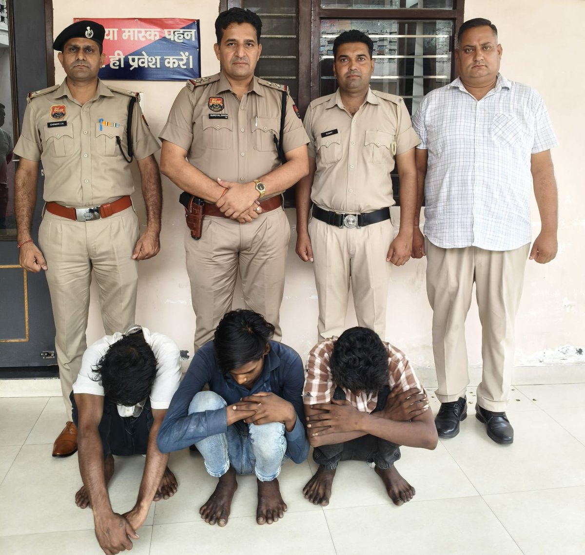 Yamunanagar Police (@policeynr) on Twitter photo पुलिस चौकी बुढ़िया गेट की टीम ने तीन चोरों को किया गिरफ्तार। आरोपियों से चोरी का सामान किया बरामद।जिनकी पहचान हरिपुरा मोहल्ला वासी सचिन कुमार पुत्र पहल सिंह,बाल्मीकि बस्ती निवासी सुशील पुत्र प्रवेश व ग्रीन विहार कॉलोनी वासी अनिल उर्फ टकला के रूप में हुई।
<a href="/police_haryana/">Haryana Police</a> पुलिस चौकी बुढ़िया गेट की टीम ने तीन चोरों को किया गिरफ्तार। आरोपियों से चोरी का सामान किया बरामद।जिनकी पहचान हरिपुरा मोहल्ला वासी सचिन कुमार पुत्र पहल सिंह,बाल्मीकि बस्ती निवासी सुशील पुत्र प्रवेश व ग्रीन विहार कॉलोनी वासी अनिल उर्फ टकला के रूप में हुई।
<a href="/police_haryana/">Haryana Police</a>