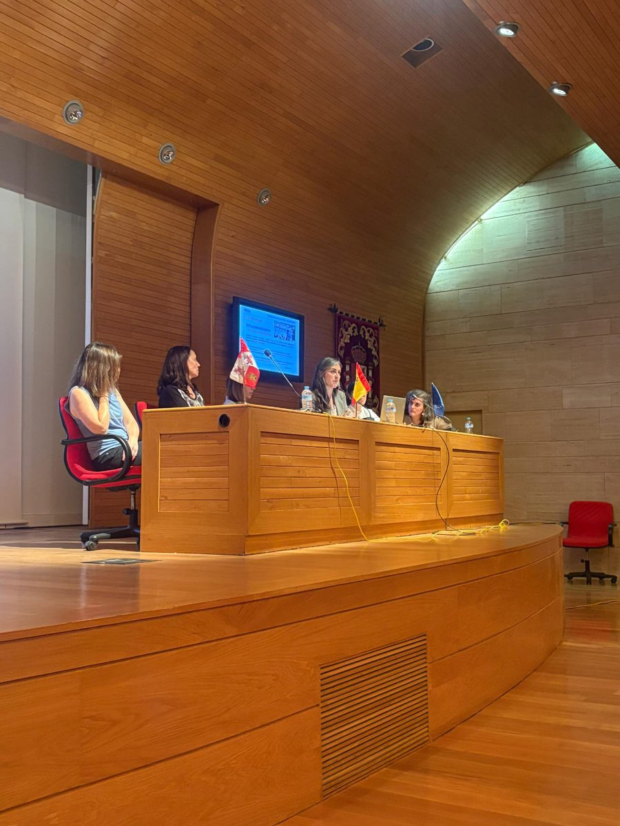 fintras's tweet photo. Participamos en el Seminario de difusión de los Itinerarios de Inserción Sociolaboral para personas en situación o riesgo de Exclusión social @fondosocialeeu  y @familiajcyl . Esperanza Álvarez, directora General de Familias, Infancia y Atención a la Diversidad apuesta y se compromete con la inserción social de personas vulnerables.
Las entidades del Tercer Sector participamos en dos mesas de debate en las que dialogamos sobre los Itinerarios sociales como herramienta de Inclusión laboral y sobre las experiencias y buenas prácticas en los Itinerarios prelaborales.
En la tercera mesa, escuchamos la voz de los protagonistas a través de testimonios de cinco participantes en los diferentes procesos formativos y de acompañamiento para el empleo.
#empleo #inclusionlaboral
