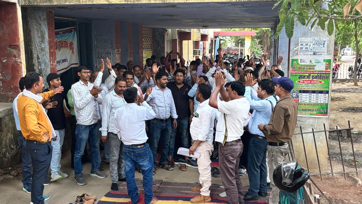 rvppksjaunpur's tweet image. संयुक्त संघर्ष समिति के नेतृत्व में बिजली विभाग निजीकरण को उखाड़ फेंकने के लिए कर्मचारी आंदोलित हैं निजीकरण न तो जनहित में है न ही किसान,गरीब के हित मे है न ही कर्मचारी हित मे है #Stop_Privatization @aksharmaBharat @mduppcl @ChairmanUppcl @VKSSS_LUCKNOW @RVPPKSUP @rvppks_puvvnl_