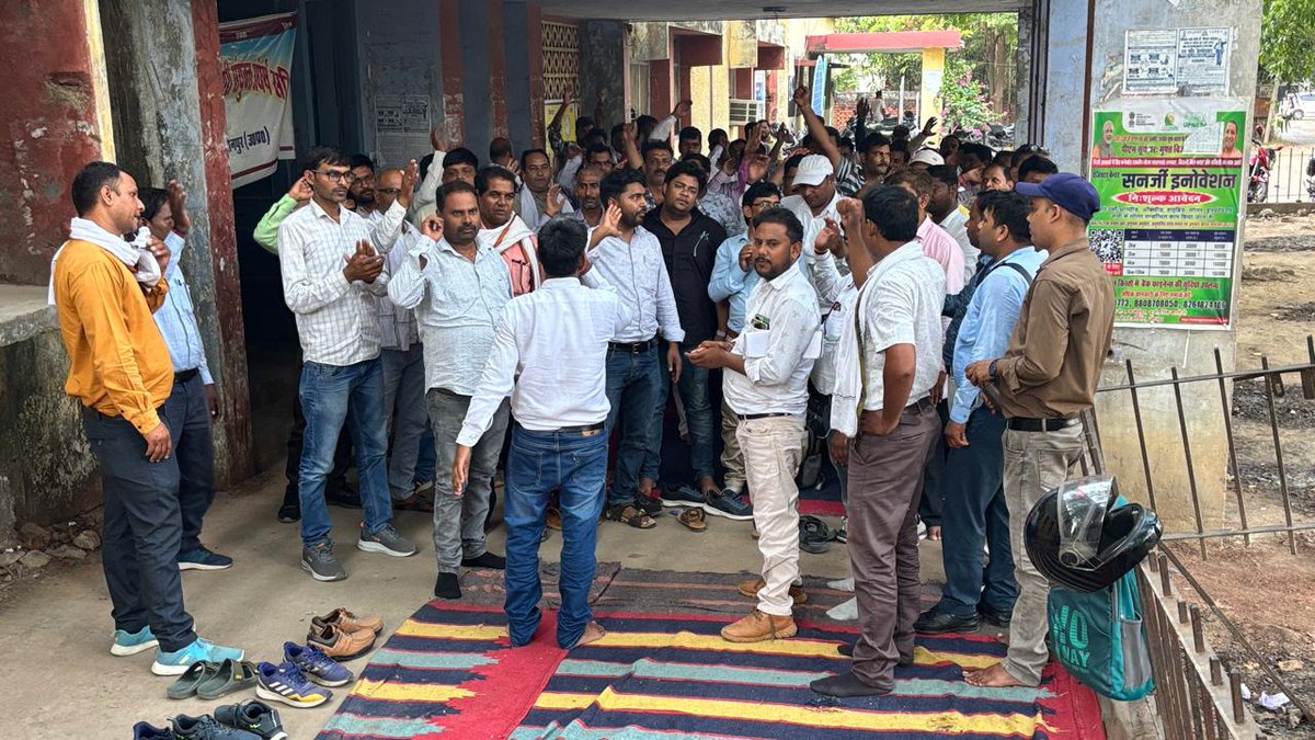 rvppksjaunpur's tweet image. संयुक्त संघर्ष समिति के नेतृत्व में बिजली विभाग निजीकरण को उखाड़ फेंकने के लिए कर्मचारी आंदोलित हैं निजीकरण न तो जनहित में है न ही किसान,गरीब के हित मे है न ही कर्मचारी हित मे है #Stop_Privatization @aksharmaBharat @mduppcl @ChairmanUppcl @VKSSS_LUCKNOW @RVPPKSUP @rvppks_puvvnl_