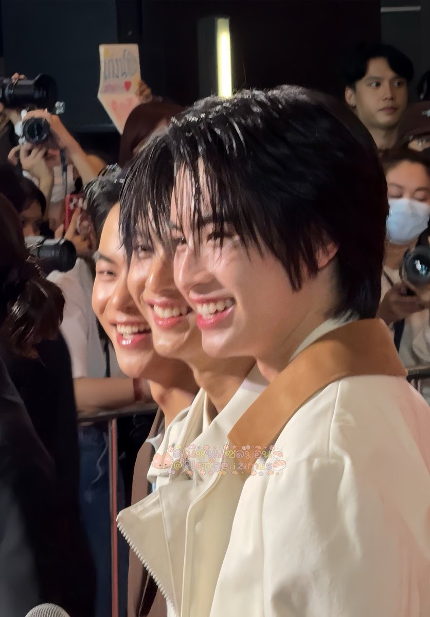 Plengeiizimus's tweet photo. ยืนยิ้มเรียงกันเป็นก้อนอ้วมเยย น่ารักมากกกกอ่า 😍♥️🤍🫳🏻👼🏻👼🏻👼🏻✨

#COPPERdechawat #MARCKRIS #AAashirakorn 
#KAZZAWARDS2025
#KAZZAWARDS2025xBUS https://t.co/TE40JqURg7