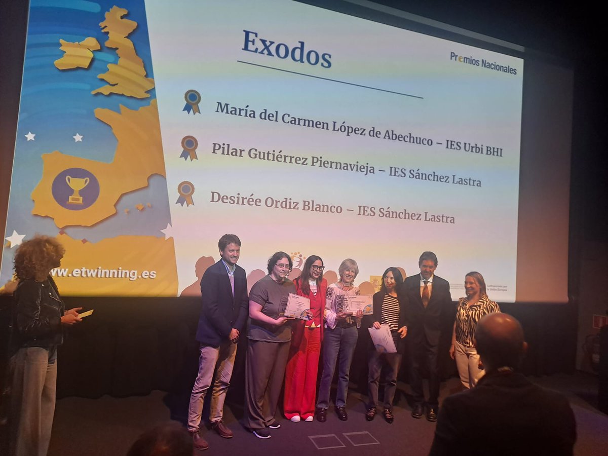 🏆 El director general <a href="/DavidArtimeEdu/">David Artime García</a> ha asistido hoy a la entrega de los Premios <a href="/eTwinning_es/">eTwinning España</a>, donde ha sido galardonado el proyecto Éxodos, del <a href="/iessanchezlast/">@iessanchezlastra</a>, en la categoría Multidisciplinar, que analiza los movimientos migratorios.

🧷 acortar.link/oTJGxT