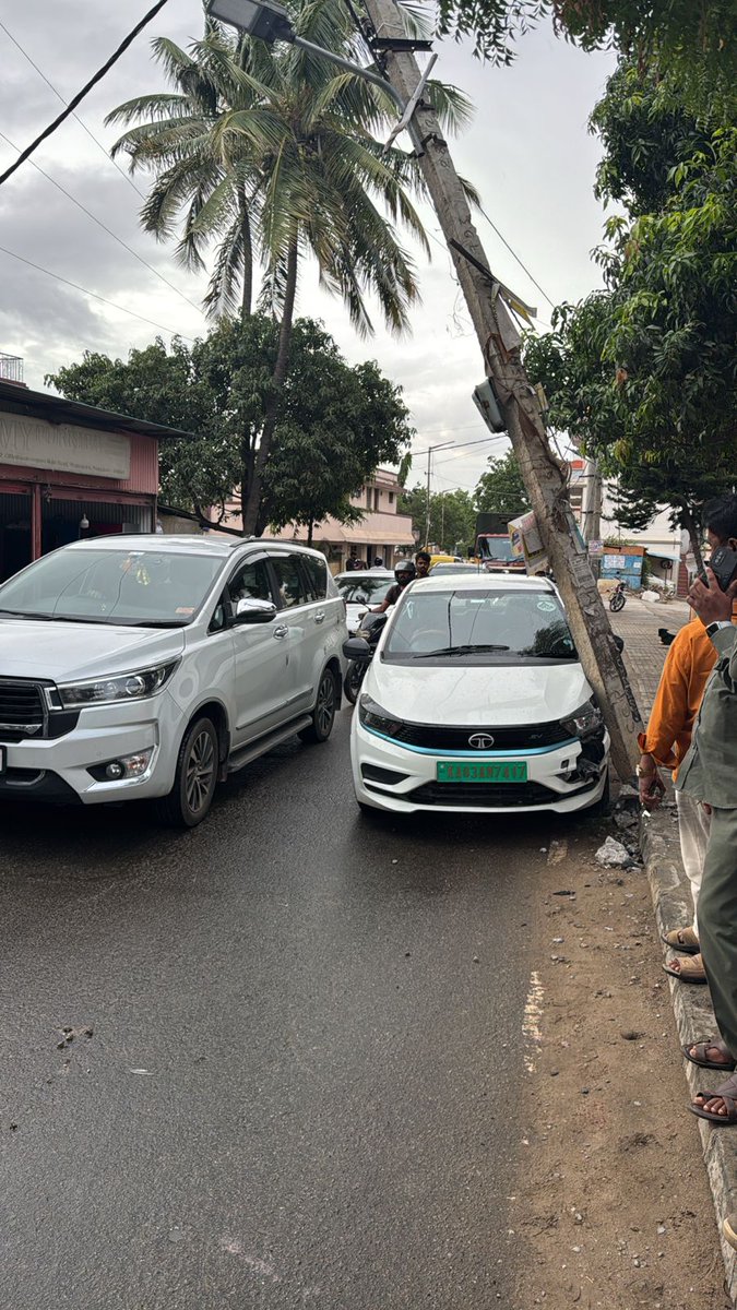 KRPURATRAFFIC's tweet image. ಸಂಚಾರ ಸಲಹೆ

ಕೆ ಆರ್ ಪುರ ಸಂಚಾರ ಠಾಣೆಯ ಬಸವನಪುರ ಮುಖ್ಯರಸ್ತೆ ಯಲ್ಲಿ ಕಾರ್ ಚಾಲಕ ವಿದ್ಯುತ್ ಕಂಬಕ್ಕೆ ಡಿಕ್ಕಿ ಮಾಡಿದ ಪರಿಣಾಮ ಕಾರ್  ರಸ್ತೆಯಲ್ಲಿ ನಿಂತುಕೊಂಡಿದ್ದು ಸಂಚಾರ ದಟ್ಟಣೆ ಉಂಟಾಗಿರುವ ಕಾರಣ ಭಟ್ಟರಹಳ್ಳಿ ಕಡೆಯಿಂದ ಹೂಡಿ ಕಡೆಗೆ ಹೋಗುವ ಸಾರ್ವಜನಿಕರು /ವಾಹನ ಸವಾರರು ದಯವಿಟ್ಟು ಸಹಕರಿಸಲು ಕೋರಿದೆ.