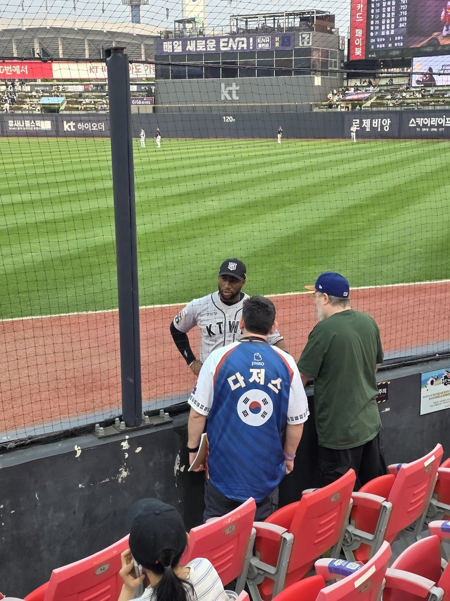 Our guests enjoyed a chat with Mel Rojas Jr. of the KT Wiz before the game last night!

Big thanks to the former Hanshin Tiger for his time!