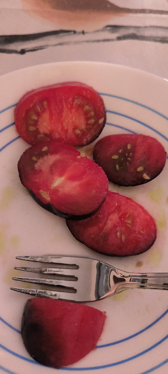 Deka_Dencia's tweet photo. Comiendo tomates morados - que buenos ! #FacebookPosting https://t.co/FkytkJvUsb