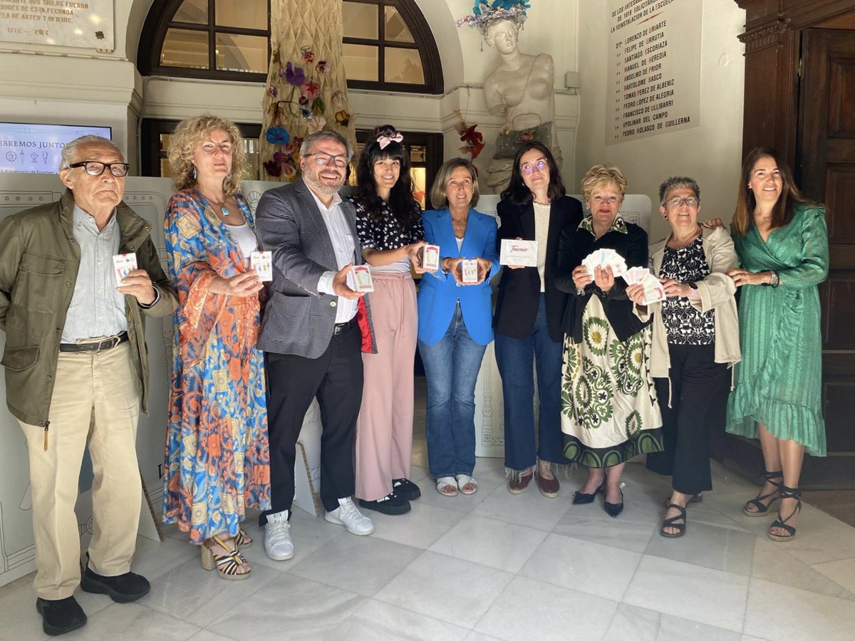 AdelvalDFA's tweet photo. ¡Fournier cumple 155 años! 🃏 Lo celebra con una baraja que homenajea a las mujeres, creada con la @EAOArteOficios en su 250 aniversario.

Ven a verla este sábado en una jornada abierta al público y disfruta de talleres, magia, ruleta de premios y campeonato de mus. 🙌🏻 ¡Os animo! https://t.co/S7TsQacZpu