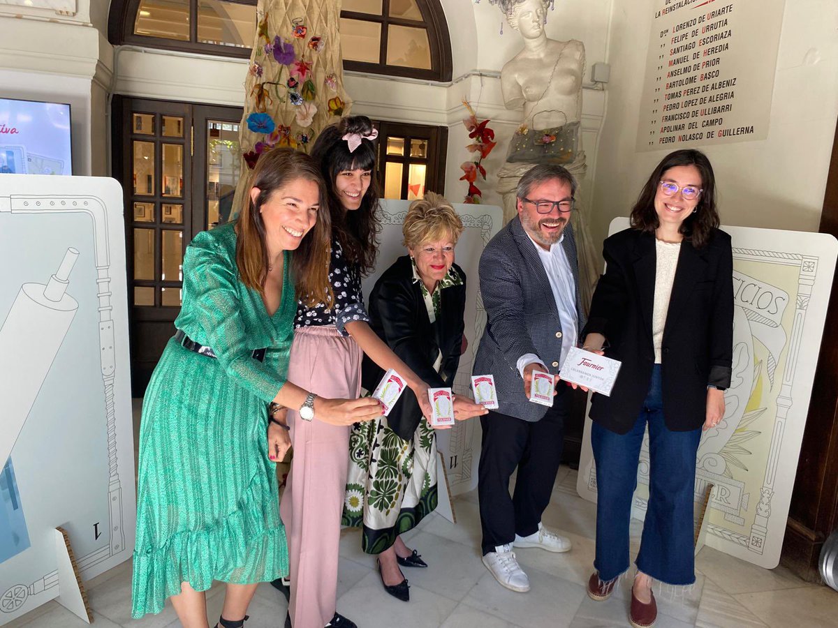 AdelvalDFA's tweet photo. ¡Fournier cumple 155 años! 🃏 Lo celebra con una baraja que homenajea a las mujeres, creada con la @EAOArteOficios en su 250 aniversario.

Ven a verla este sábado en una jornada abierta al público y disfruta de talleres, magia, ruleta de premios y campeonato de mus. 🙌🏻 ¡Os animo! https://t.co/S7TsQacZpu