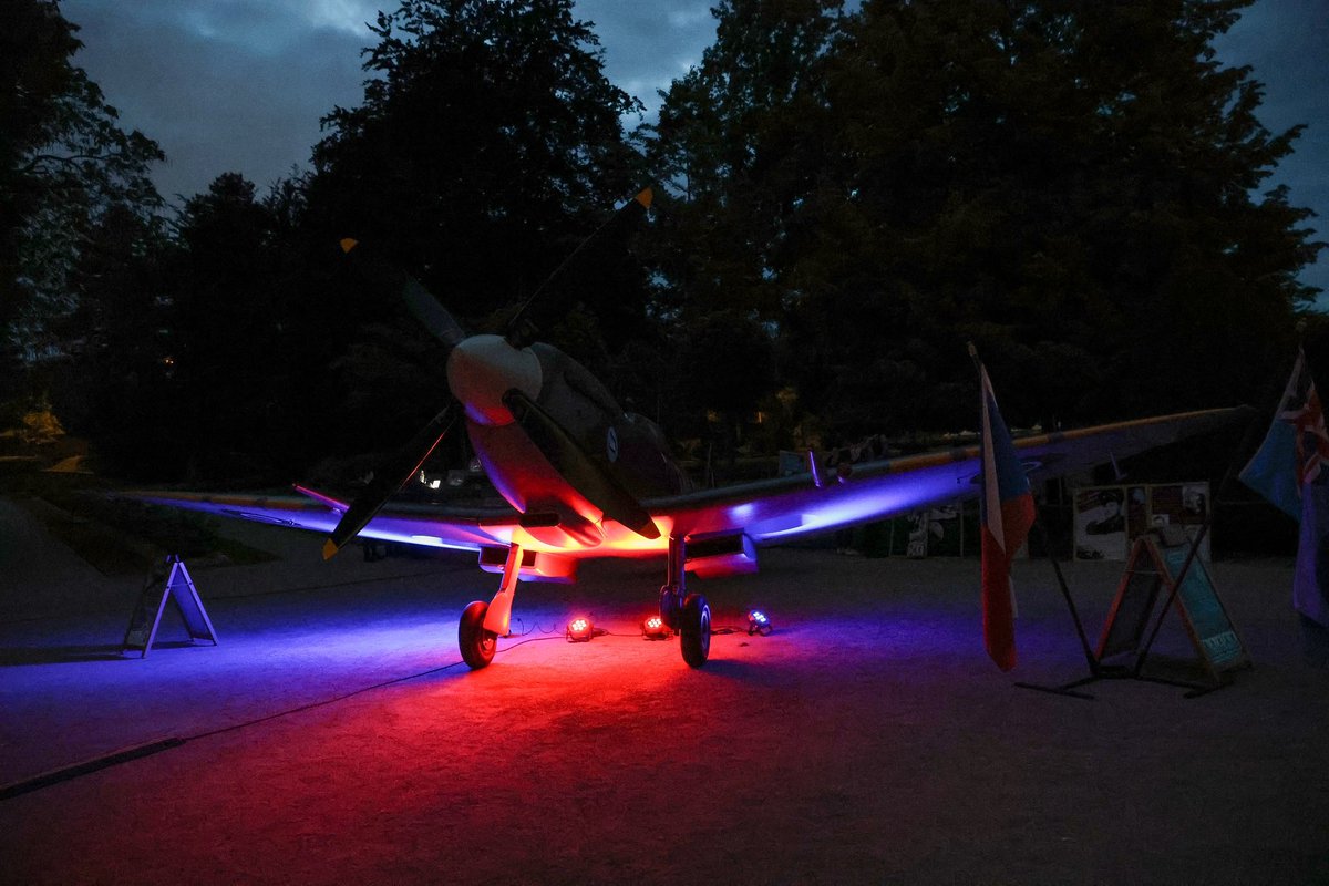 Děkuji všem, kdo si s námi včera připomněli výročí operace Anthropoid.

Děkuji i řediteli 🇬🇧 Národní bezpečnostní agentury Jonathanu Powellovi a celé britské delegaci, která v Praze u této příležitosti jednala s 🇨🇿 kolegy o tom, jak čelit společným hrozbám.