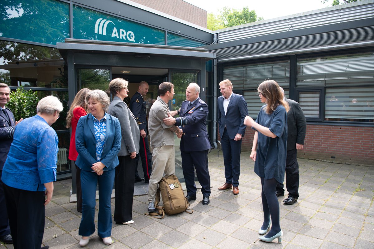 Aanstaande zondag vertrekken vier veteranen uit Den Haag voor een speedmars van 2.000 kilometer richting #Oekraïne. Ze doen dit om aandacht te vragen voor de mentale belasting van inzet, en uit #solidariteit met hun kameraden die nog altijd strijden. 👉 defensie.nl/organisatie/be…