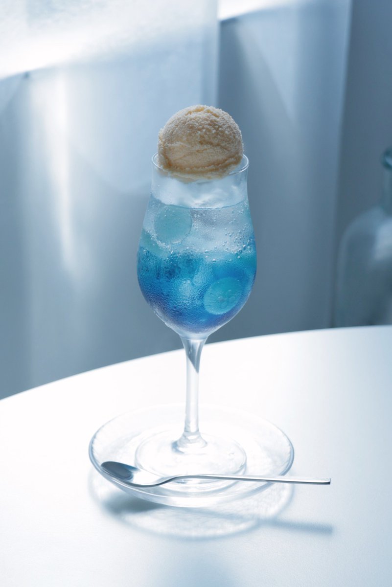 tomeinohito's tweet image. ぷかぷか浮かぶ、クラゲのクリームソーダ🪼使っているのはクラゲのグミ。冷たいソーダの中にグミを漬け込むとしっかりかための食感に変化するんです。