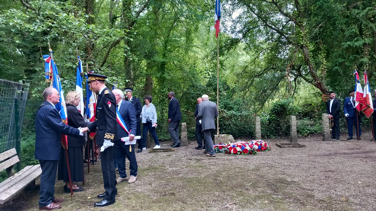 #Hommage | 🇫🇷 Samedi 24 mai, Yohan Blondel, sous-préfet d'Alençon, a présidé, aux côtés des élus, autorités civiles et militaires, la cérémonie d'hommage à André Lemarié, résistant fusillé le 12 mai 1944 à la carrière des Aulnays à Saint-Germain-du-Corbéis.

⚫ Résistant au sein