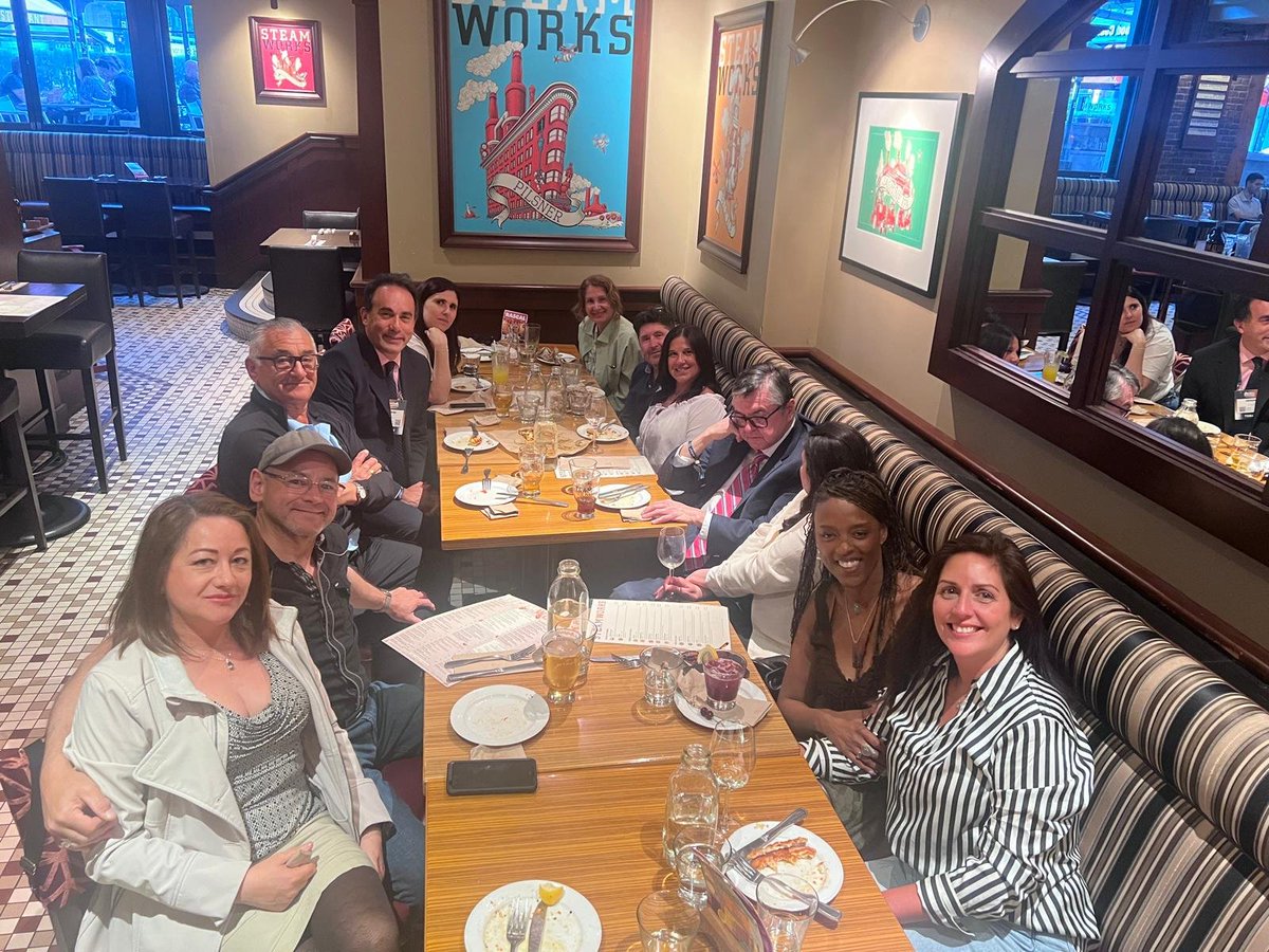 🇺🇾 Encuentro con la comunidad uruguaya en Vancouver
La Embajada del Uruguay en Canadá informa que en la noche de ayer, el Embajador Gustavo Álvarez, acompañado por el Cónsul General en Toronto, Leonardo Olivera, mantuvo un cálido encuentro con integrantes de la comunidad uruguaya