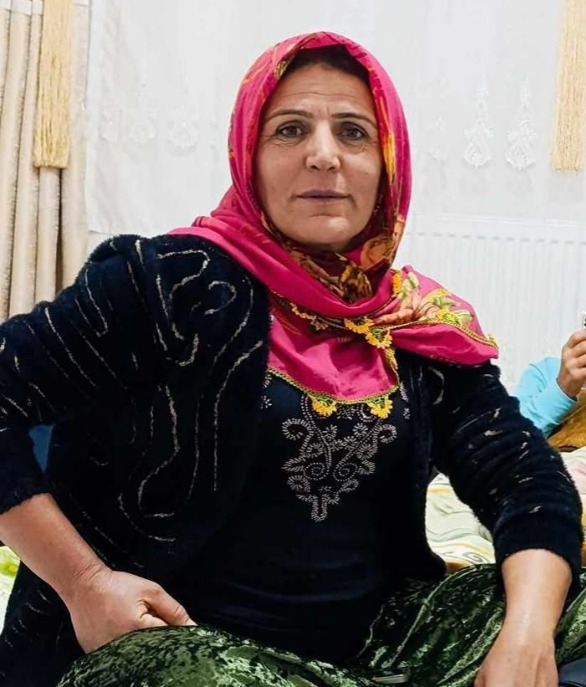 isigmeclisi's tweet photo. Fatma Eneç..
46 yaşında, tarım işçisi..
Kahramanmaraş Pazarcık'ta çalıştığı sarımsak tarlasında fenalaşarak hayatını kaybetti..
4 çocuk annesi, iki gün önce Şanlıurfa Suruç'tan gelmişti..
v/Yerel Haberler https://t.co/5x8gEQUzQV